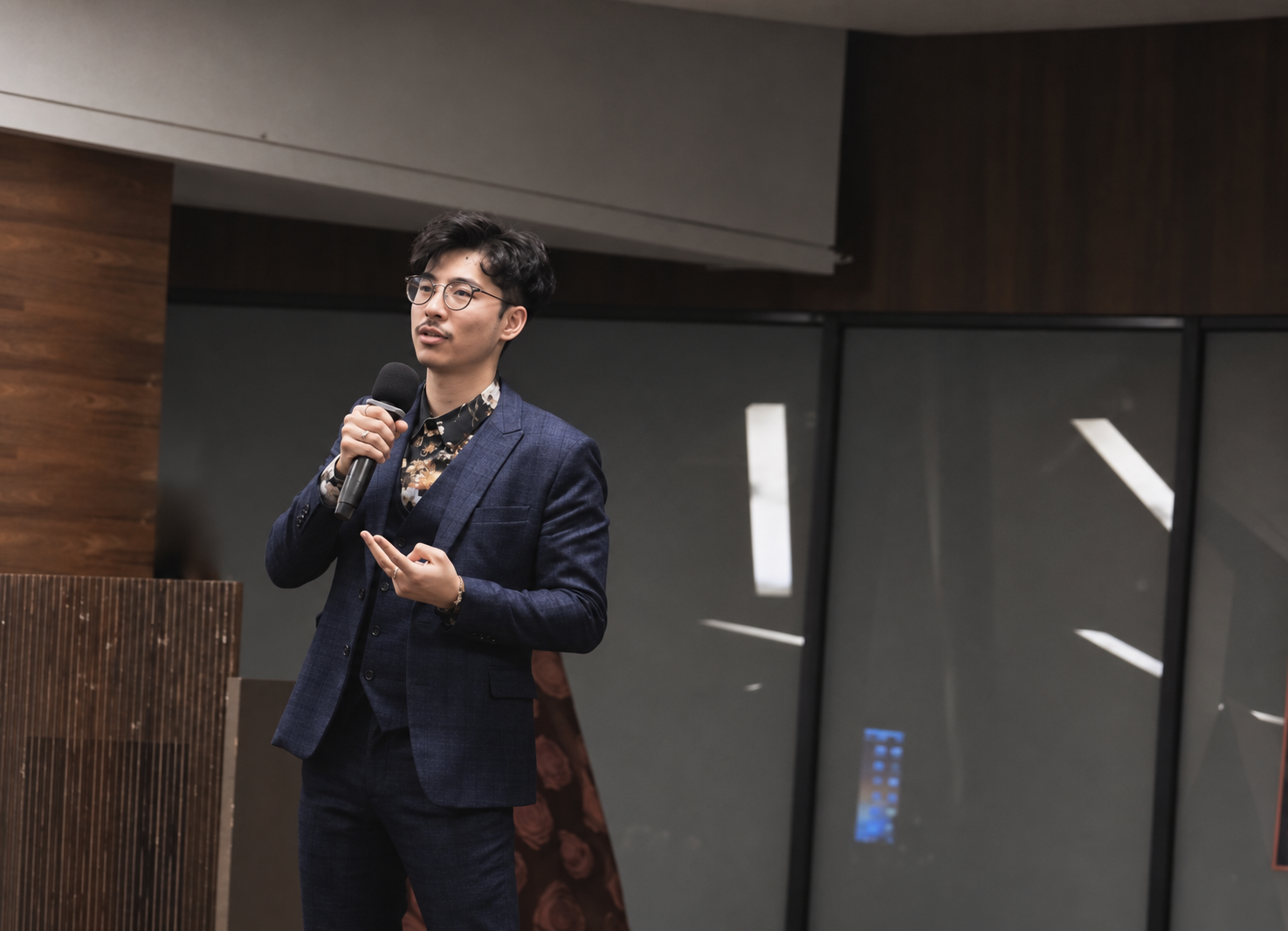 韋一手持麥克風分享香氛專業