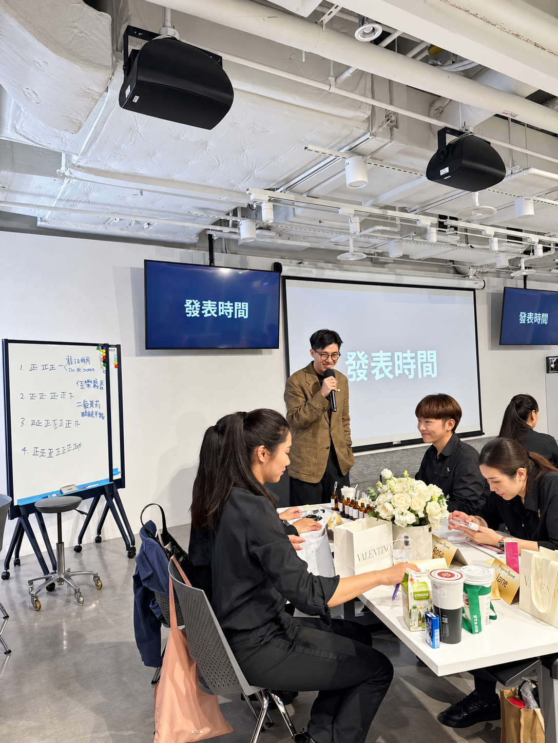 韋一帶領學員進行調香課堂發表，AI 輔助修圖